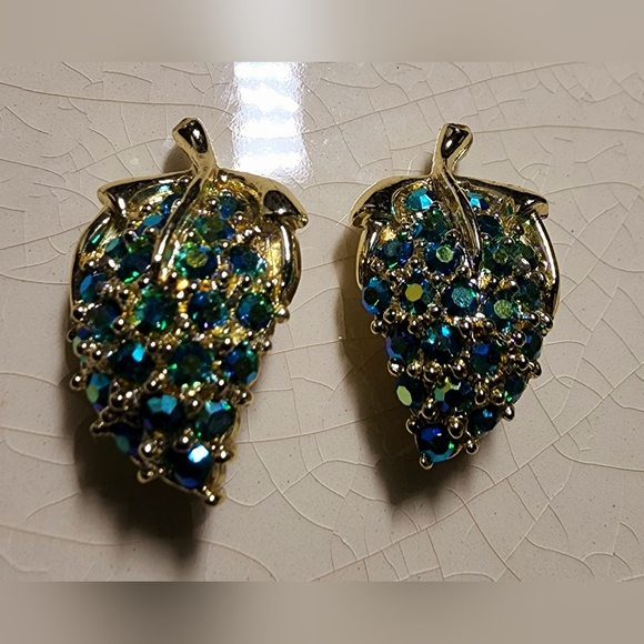 Vintage brilliant green blue Firestone Aurora Borealis grape clip on earrings - Picture 3 of 8